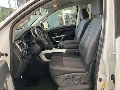 Used 2021 Nissan Titan SV w/ SV Convenience Package RWD image 3
