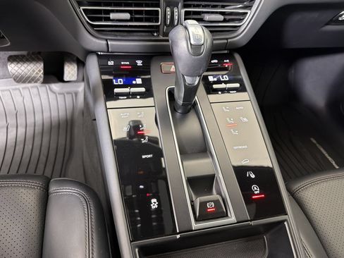 Certified 2023 Porsche Macan AWD/4WD image 19