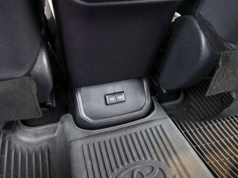Used 2024 Toyota Highlander LE FWD image 44