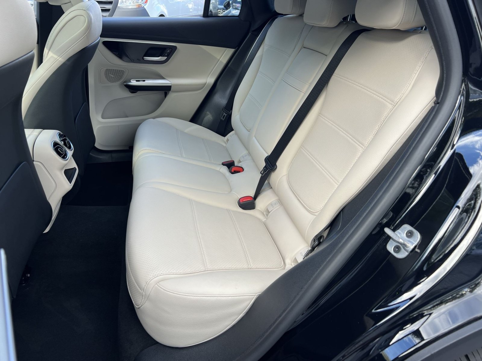 Used 2024 Mercedes-Benz GLC 300 4MATIC image 30