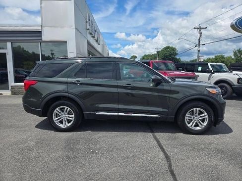 Used 2023 Ford Explorer XLT AWD/4WD image 2