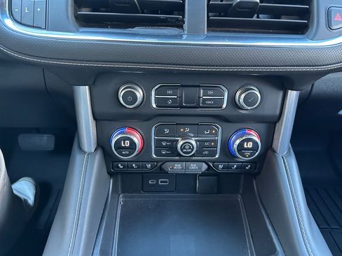 Used 2023 GMC Yukon SLT w/ SLT Premium Package image 17