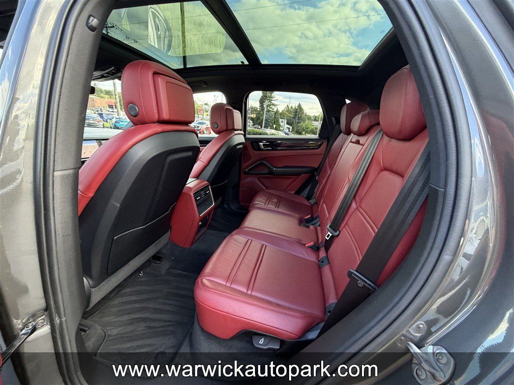 Used 2022 Porsche Cayenne AWD/4WD image 11