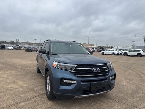 Used 2020 Ford Explorer XLT w/ Equipment Group 202A image 2