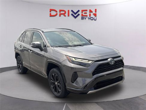 Used 2022 Toyota RAV4 SE w/ Convenience Package AWD/4WD image 2