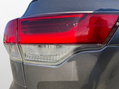 Used 2019 Toyota Highlander XLE image 21