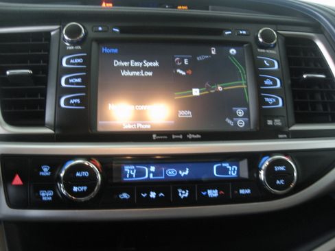 Used 2017 Toyota Highlander XLE image 17