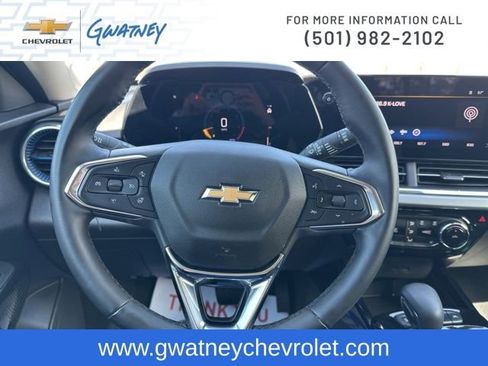 Used 2025 Chevrolet Trax LT w/ LT Convenience Package image 16