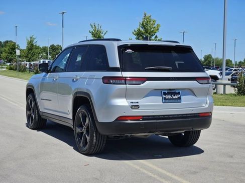 Used 2024 Jeep Grand Cherokee Altitude AWD/4WD image 5