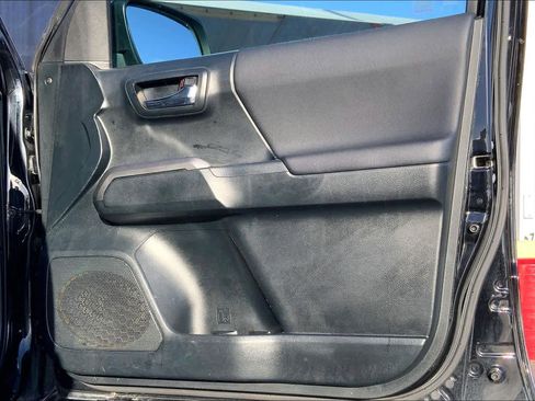 Used 2017 Toyota Tacoma TRD Sport image 23