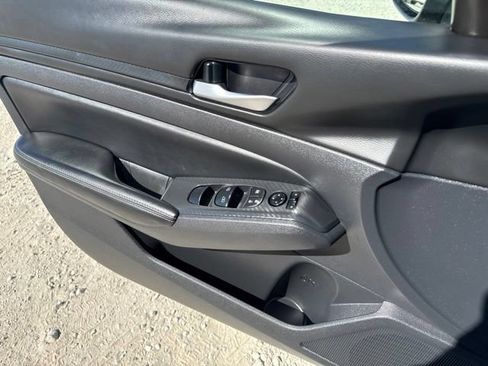 Used 2025 Nissan Altima 2.5 SV FWD image 14