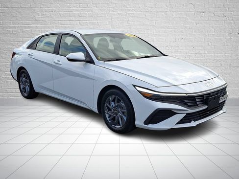 Used 2024 Hyundai Elantra SEL FWD image 3