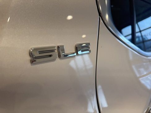 Used 2019 GMC Acadia SLE image 16