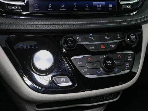 Used 2021 Chrysler Pacifica Touring-L image 31