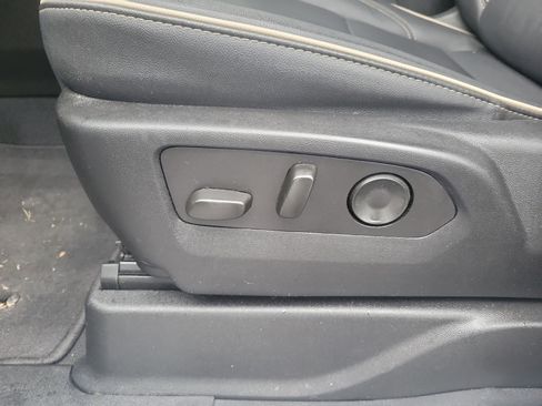 Used 2024 GMC Yukon XL SLT w/ SLT Luxury Package image 18