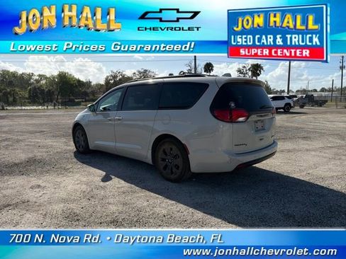 Used 2020 Chrysler Pacifica Touring-L w/ S Appearance Package image 6