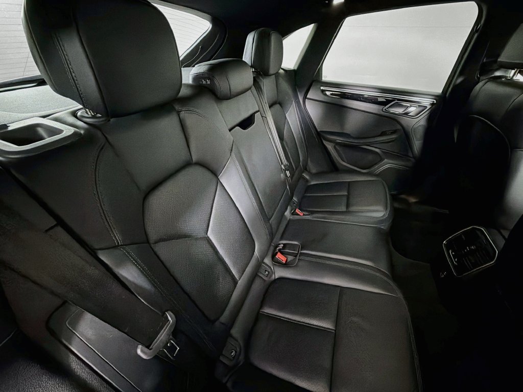 Certified 2023 Porsche Macan AWD/4WD image 29