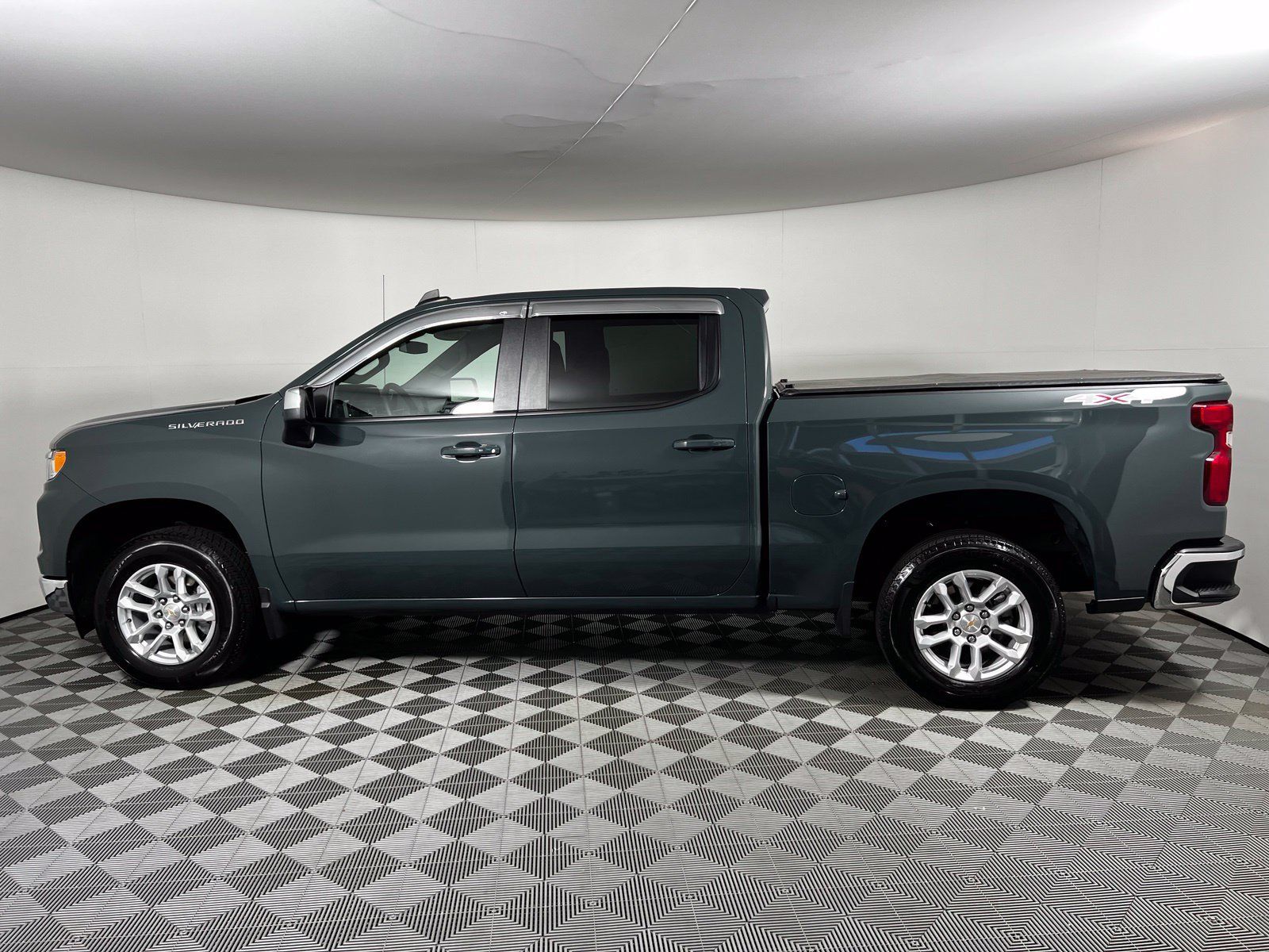 Used 2025 Chevrolet Silverado 1500 LT AWD/4WD image 8