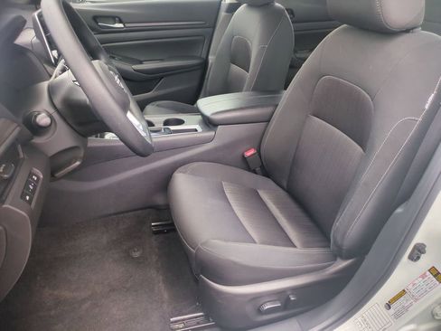 Used 2025 Nissan Altima 2.5 SV FWD image 19