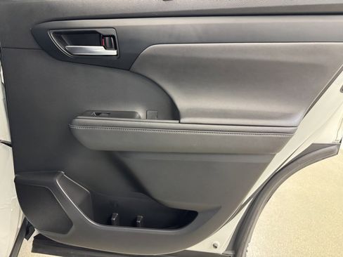 Used 2020 Toyota Highlander XLE image 26