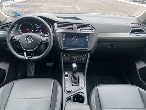 Used 2020 Volkswagen Tiguan SE w/ Panoramic Sunroof Package image 8