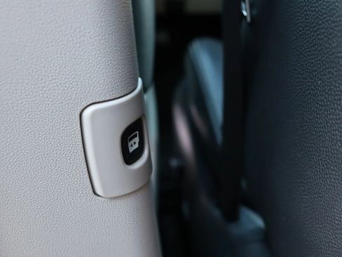 Used 2017 Dodge Grand Caravan SXT image 18