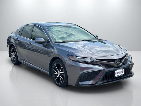 Used 2021 Toyota Camry SE FWD image 3