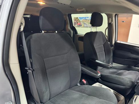 Used 2018 Dodge Grand Caravan SE image 40