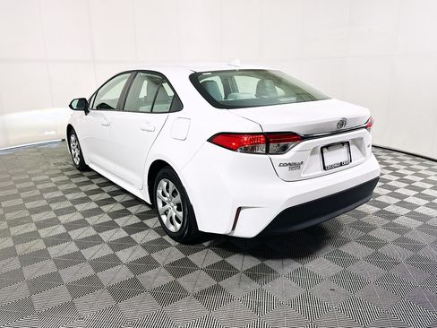 Used 2025 Toyota Corolla LE FWD image 5