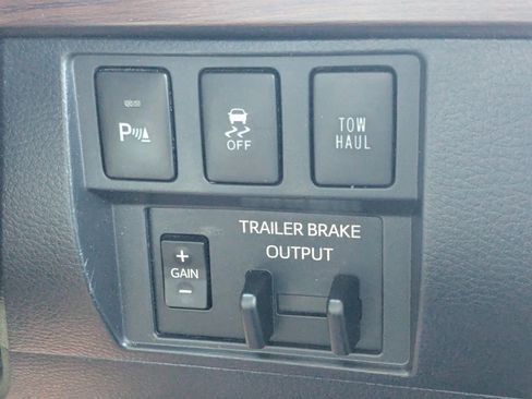 Used 2019 Toyota Tundra Limited w/ Limited Premium Package image 28