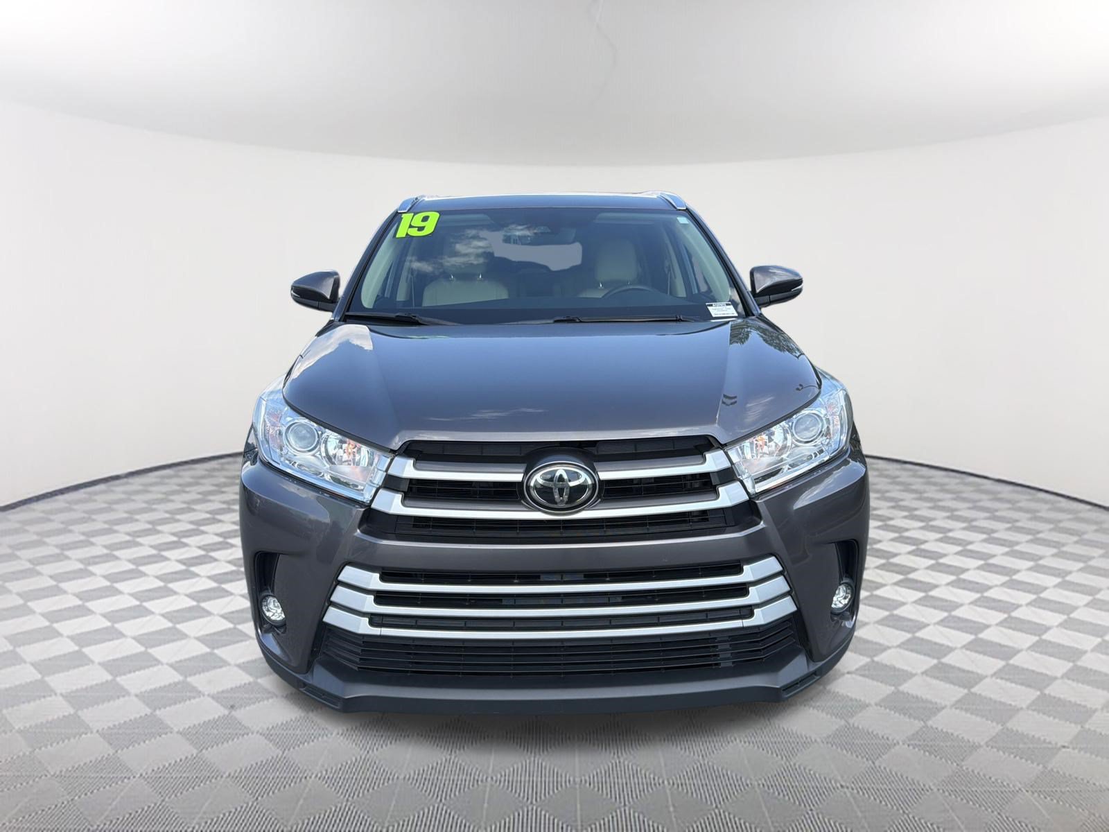 Used 2019 Toyota Highlander XLE FWD image 2