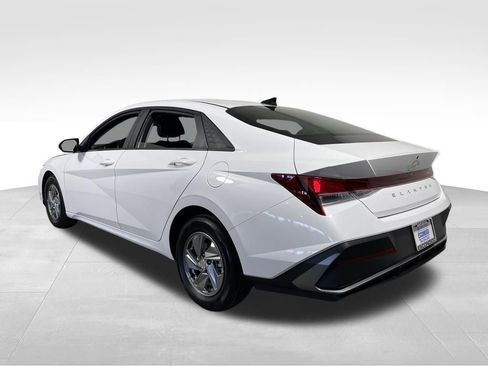 New 2026 Hyundai Elantra SE FWD image 3