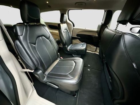 Used 2023 Chrysler Pacifica Touring-L image 28