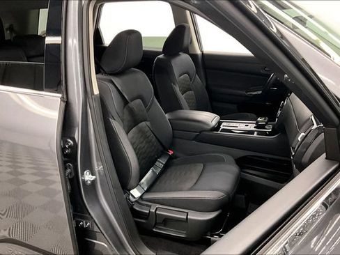 Used 2025 Nissan Pathfinder SV FWD image 8