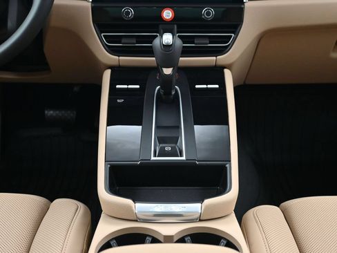 Certified 2026 Porsche Macan AWD/4WD image 10