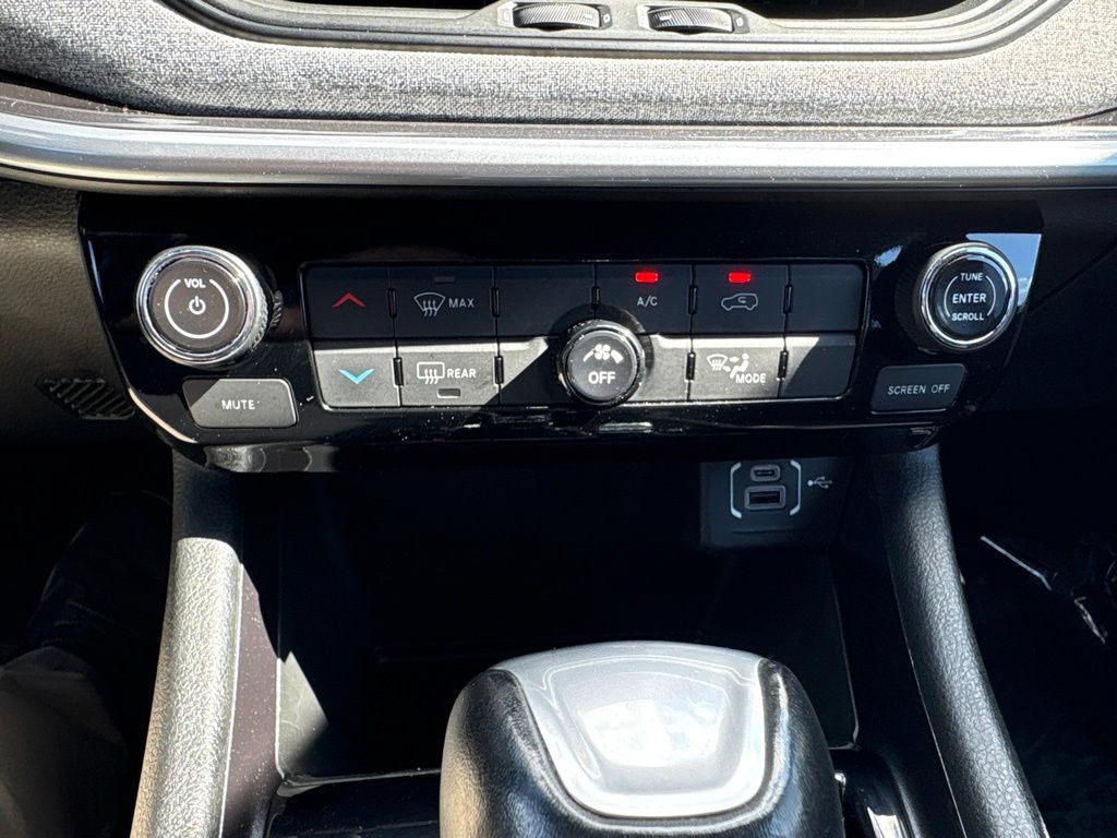Used 2025 Jeep Compass Latitude AWD/4WD image 29