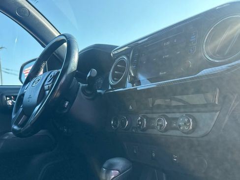 Used 2017 Toyota Tacoma TRD Off-Road w/ Tow Package (A/T) AWD/4WD image 25