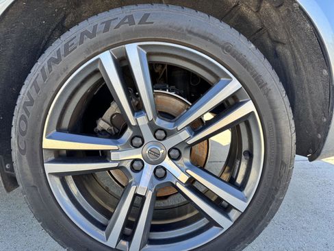 Used 2018 Volvo XC60 T5 Momentum w/ Vision Package image 4