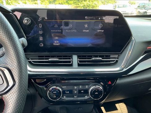 Used 2025 Chevrolet Trax RS FWD image 21