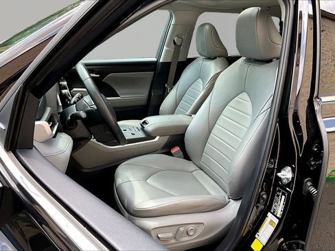 Used 2022 Toyota Highlander XLE FWD image 8