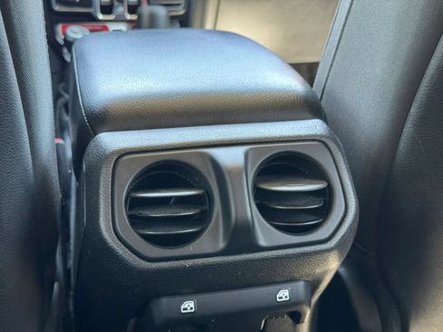 Used 2019 Jeep Wrangler Unlimited Rubicon w/ Cold Weather Group AWD/4WD image 29