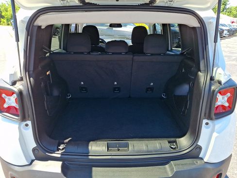 Used 2023 Jeep Renegade Latitude AWD/4WD image 28
