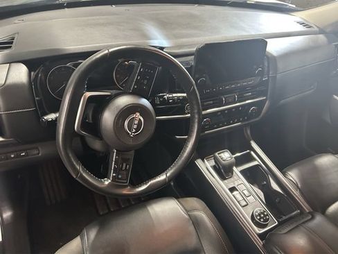 Used 2023 Nissan Pathfinder SL AWD/4WD image 2