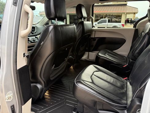 Used 2018 Chrysler Pacifica Limited image 13