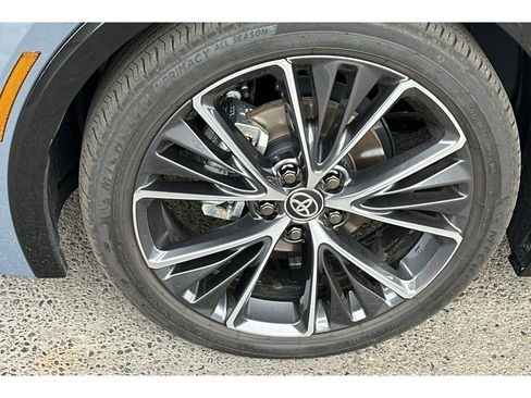 Used 2025 Toyota Prius XLE FWD image 4