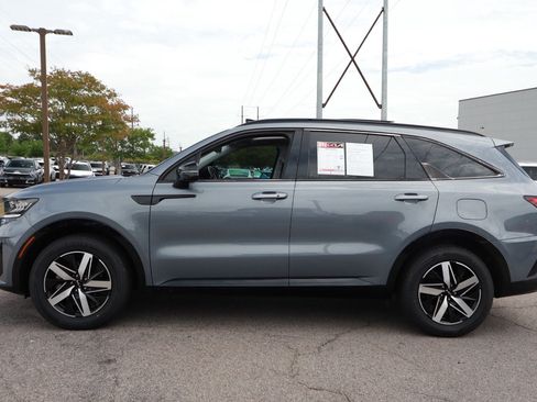 Used 2023 Kia Sorento S w/ Panoramic Sunroof Package FWD image 2