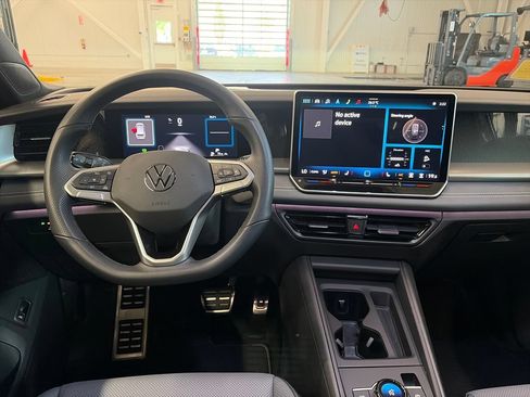 Certified 2025 Volkswagen Tiguan SE R-Line AWD/4WD image 12