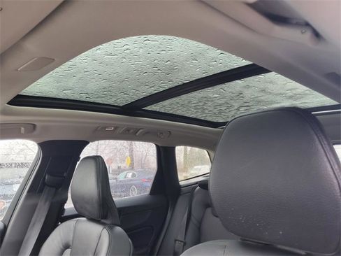 Used 2025 Volvo XC60 B5 Plus image 13