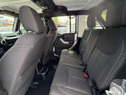 Used 2015 Jeep Wrangler Unlimited Sahara w/ Connectivity Group AWD/4WD image 9