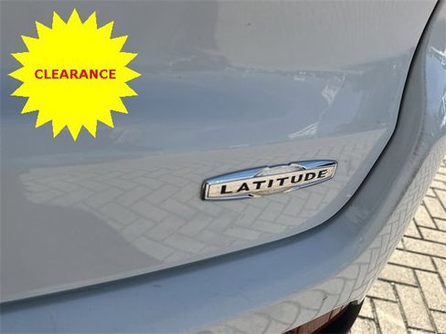 Used 2024 Jeep Compass Latitude image 11